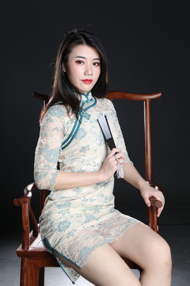 這旗袍妹子還真誘人呢