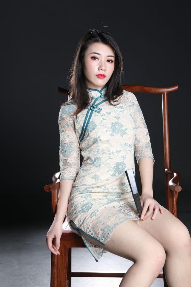 這旗袍妹子還真誘人呢