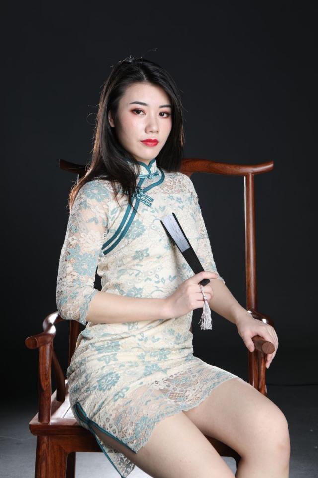 這旗袍妹子還真誘人呢