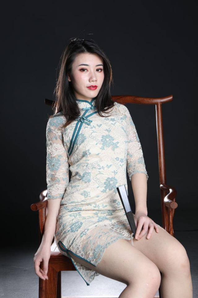 這旗袍妹子還真誘人呢
