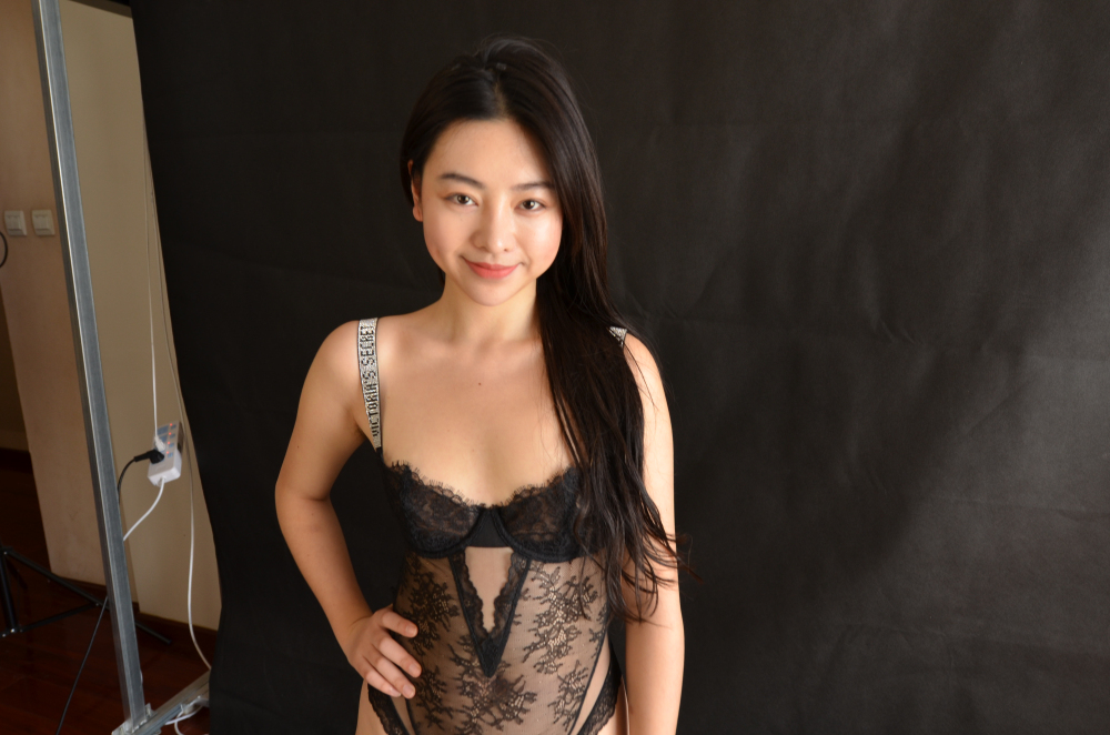 極具韻味的風騷小少婦
