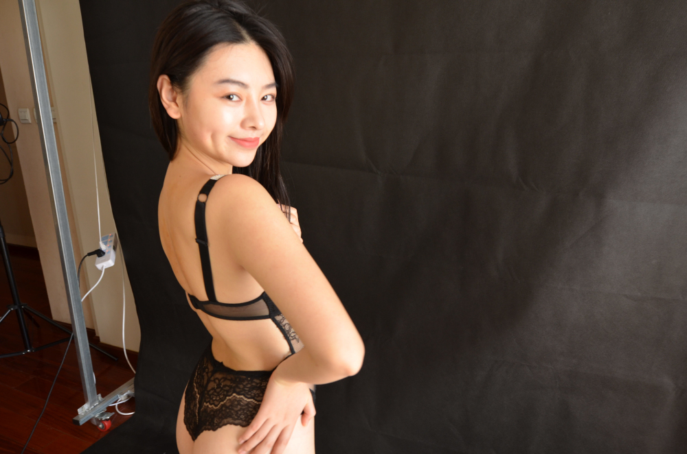 極具韻味的風騷小少婦