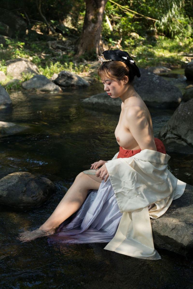 溪水邊的極品古裝白嫩妹子
