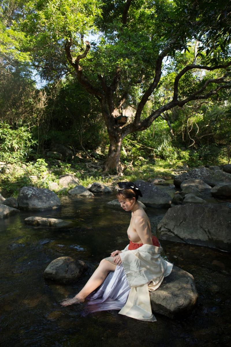 溪水邊的極品古裝白嫩妹子