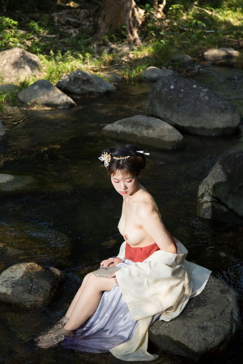 溪水邊的極品古裝白嫩妹子