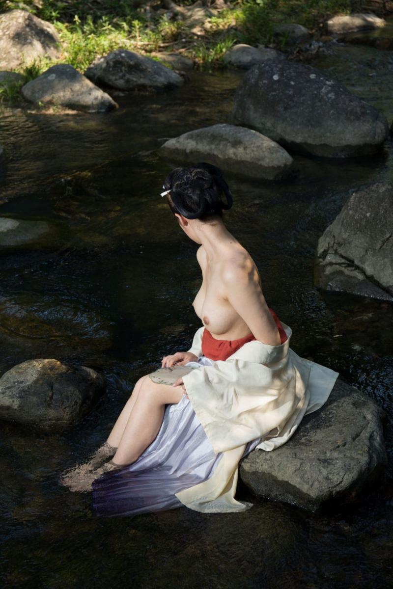 溪水邊的極品古裝白嫩妹子