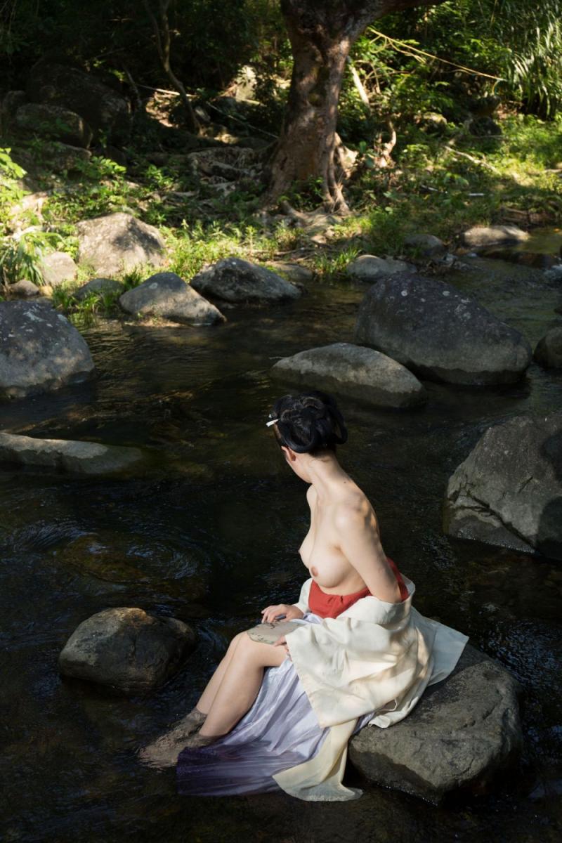 溪水邊的極品古裝白嫩妹子