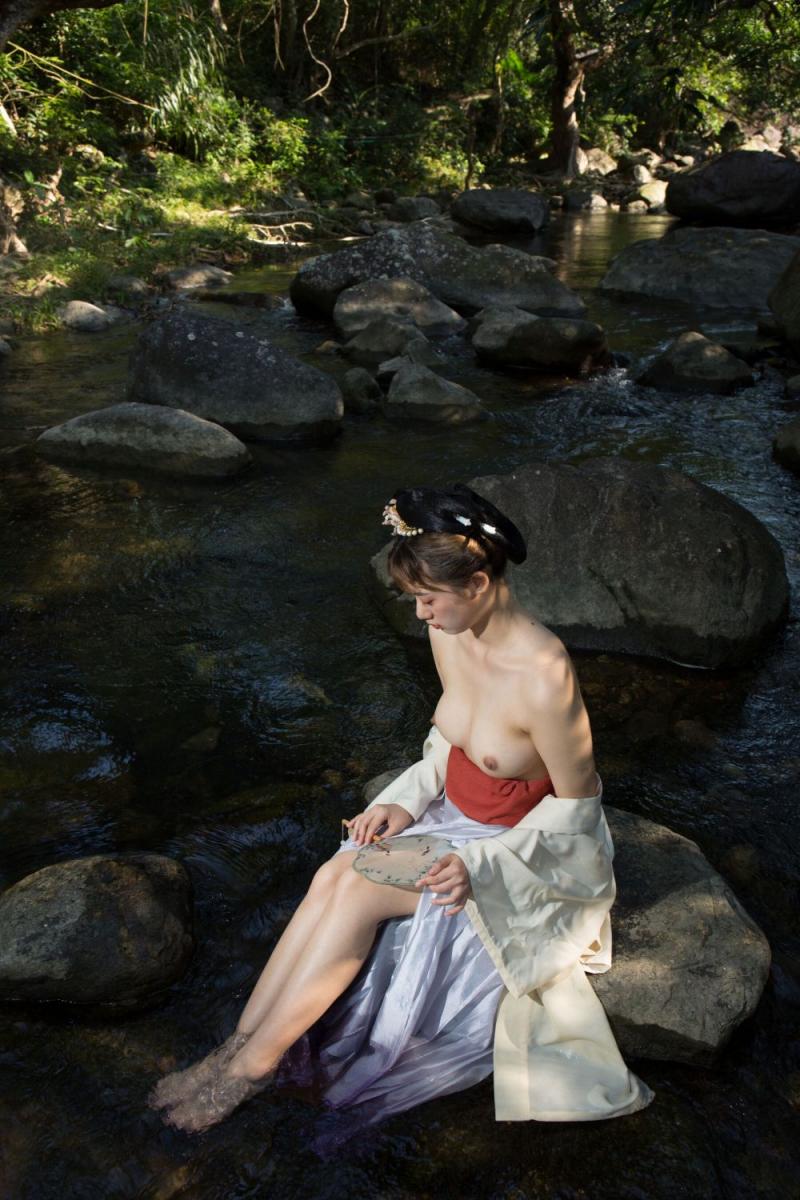 溪水邊的極品古裝白嫩妹子