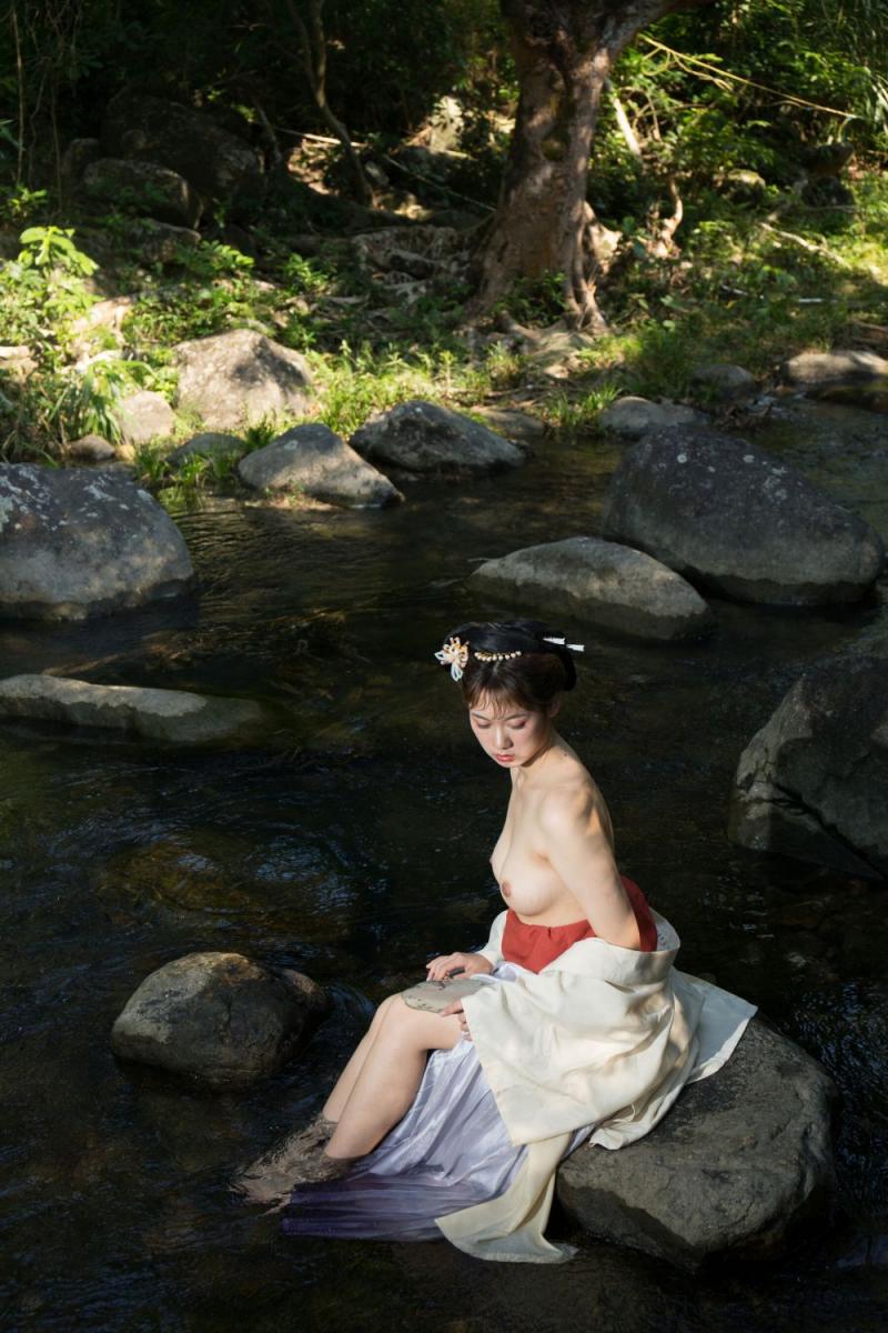 溪水邊的極品古裝白嫩妹子