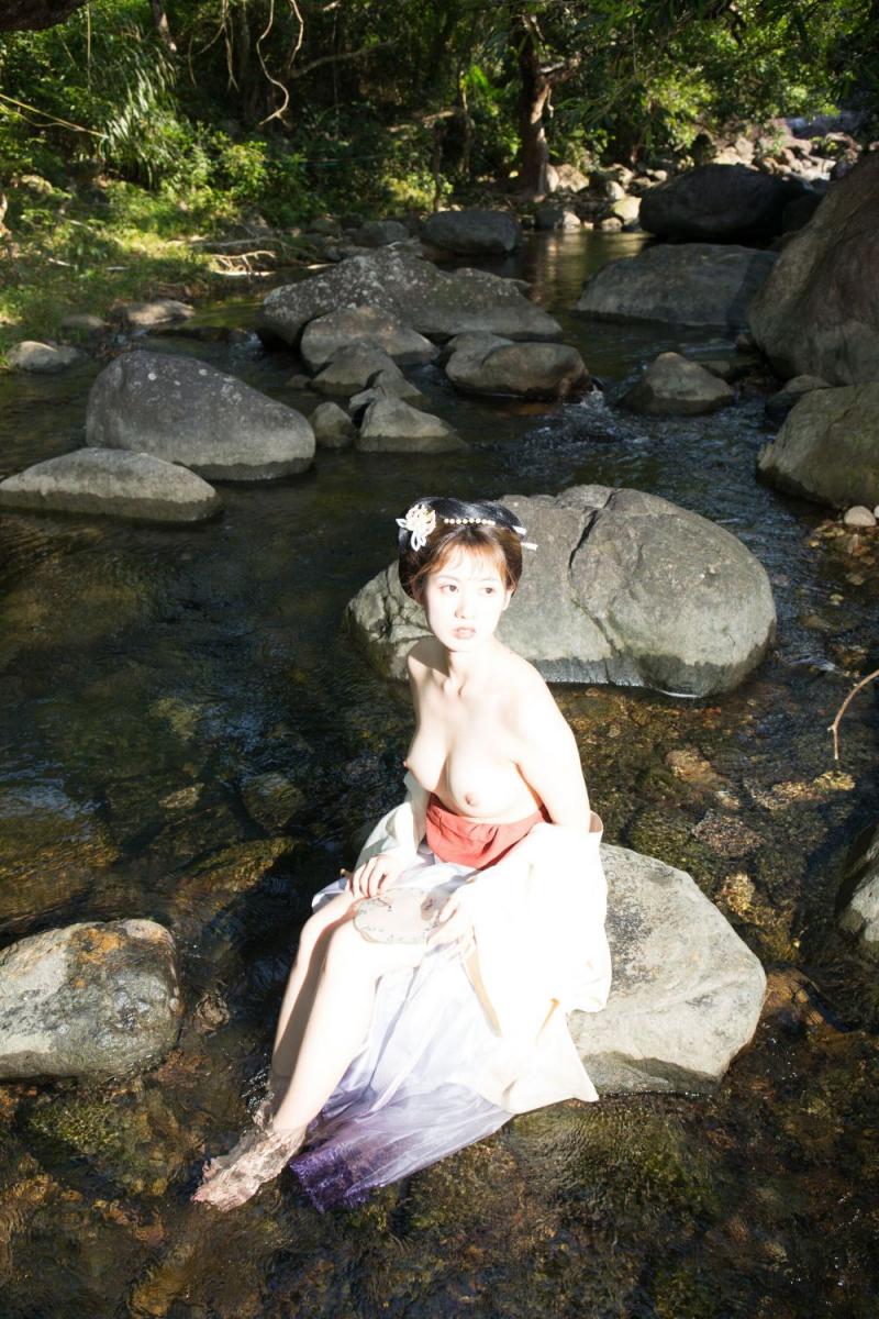 溪水邊的極品古裝白嫩妹子