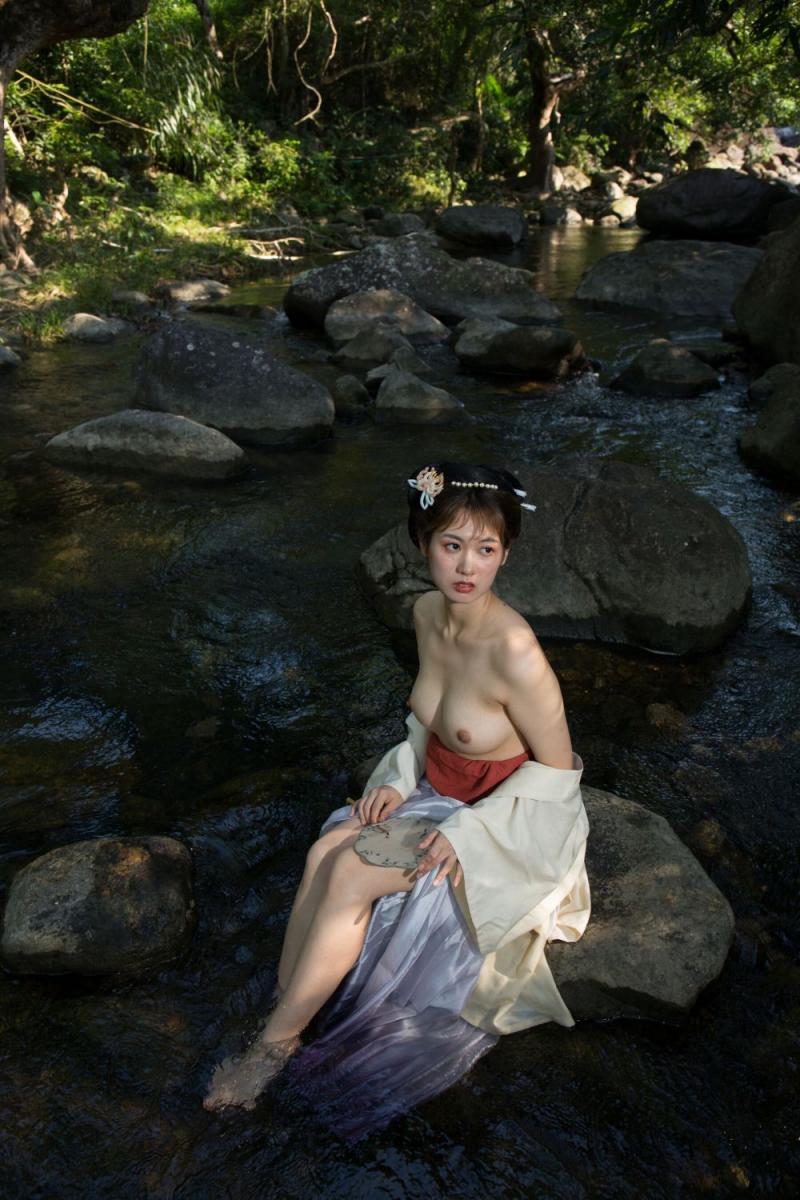 溪水邊的極品古裝白嫩妹子