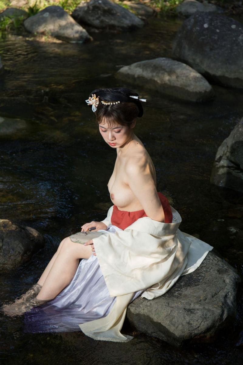溪水邊的極品古裝白嫩妹子