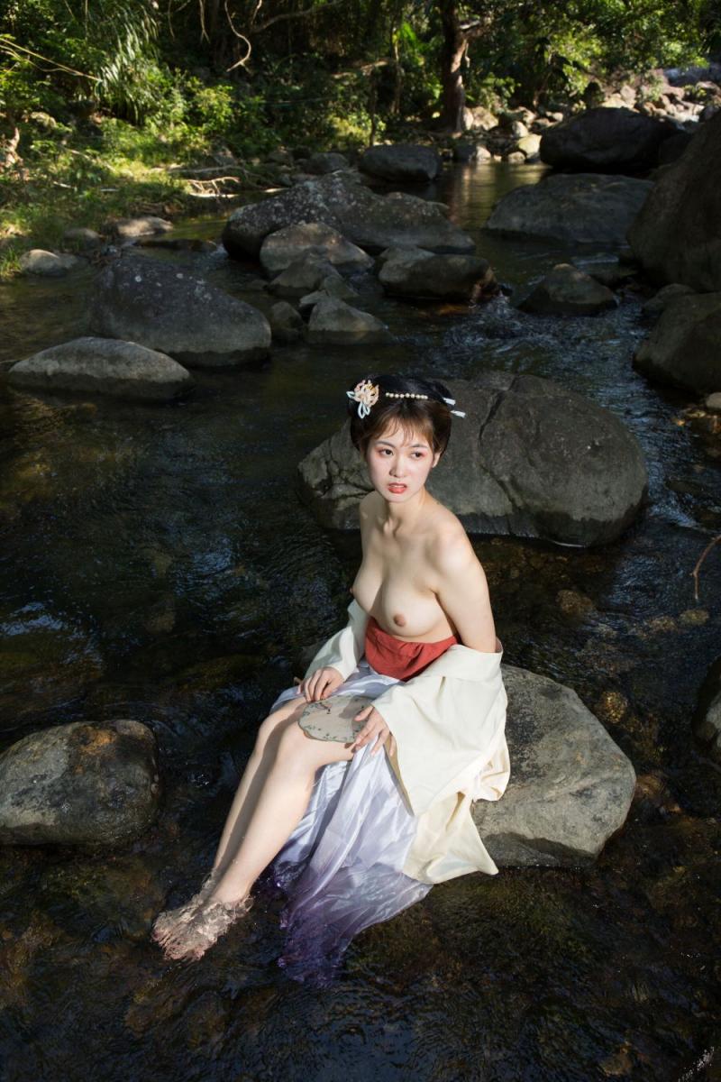 溪水邊的極品古裝白嫩妹子