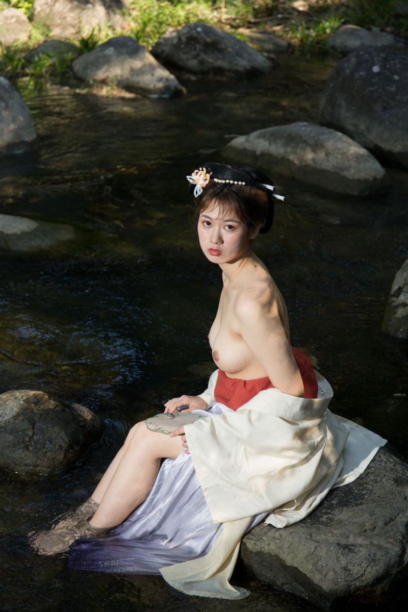 溪水邊的極品古裝白嫩妹子
