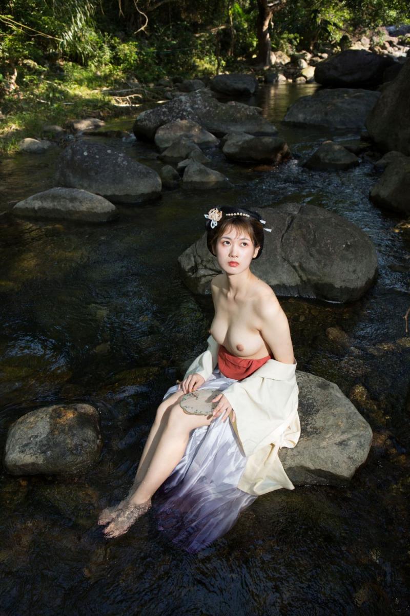 溪水邊的極品古裝白嫩妹子