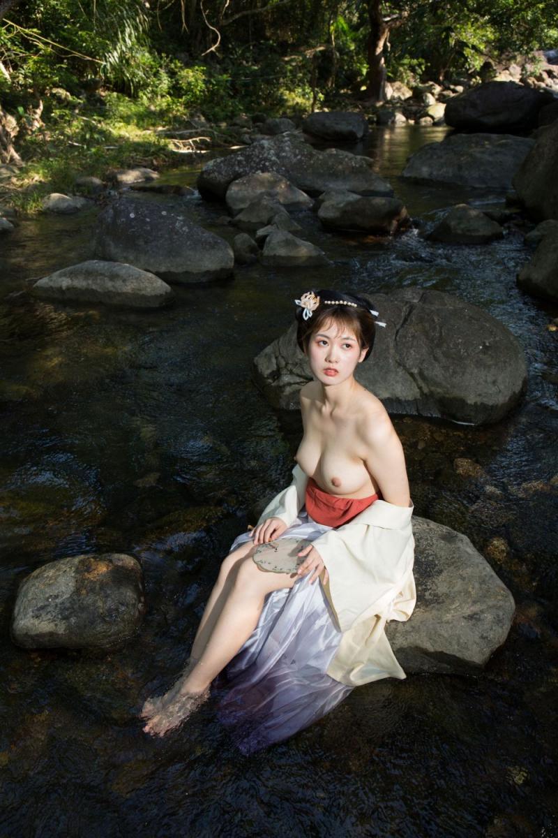溪水邊的極品古裝白嫩妹子