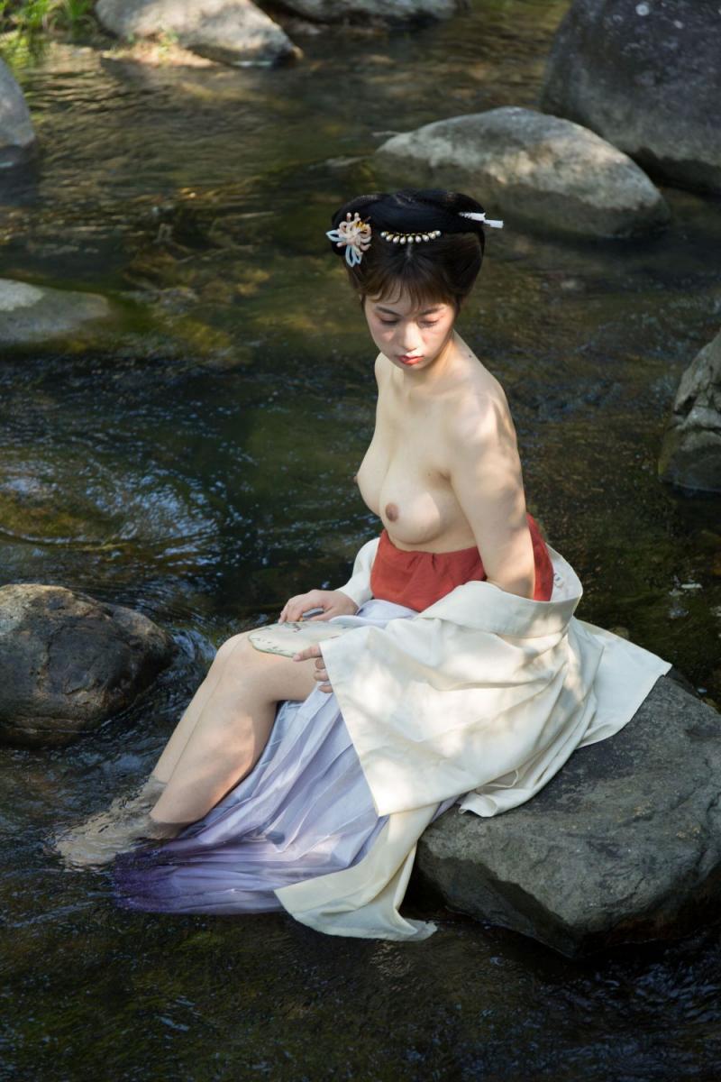 溪水邊的極品古裝白嫩妹子