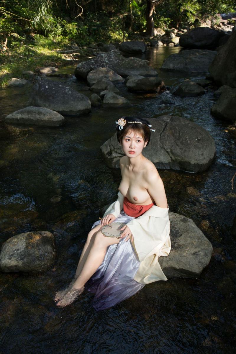溪水邊的極品古裝白嫩妹子