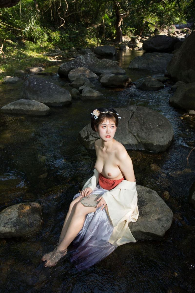 溪水邊的極品古裝白嫩妹子