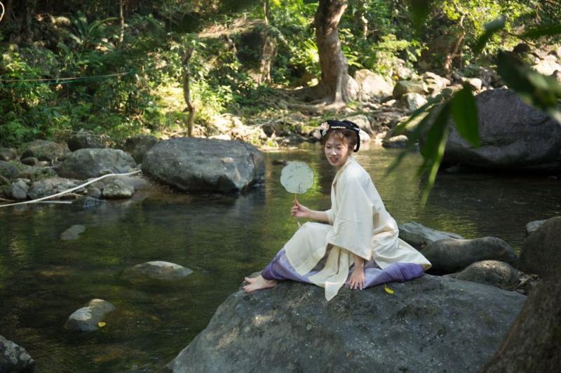 溪水邊的極品古裝白嫩妹子