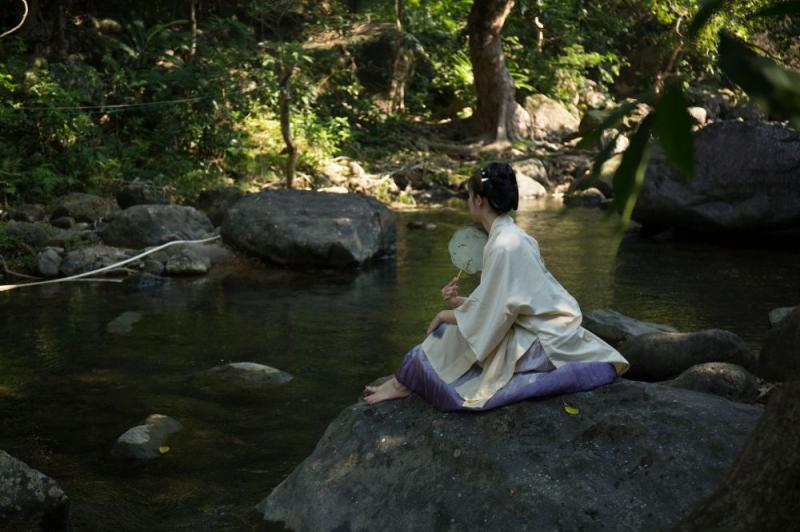 溪水邊的極品古裝白嫩妹子