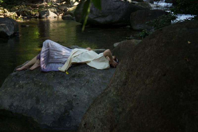 溪水邊的極品古裝白嫩妹子
