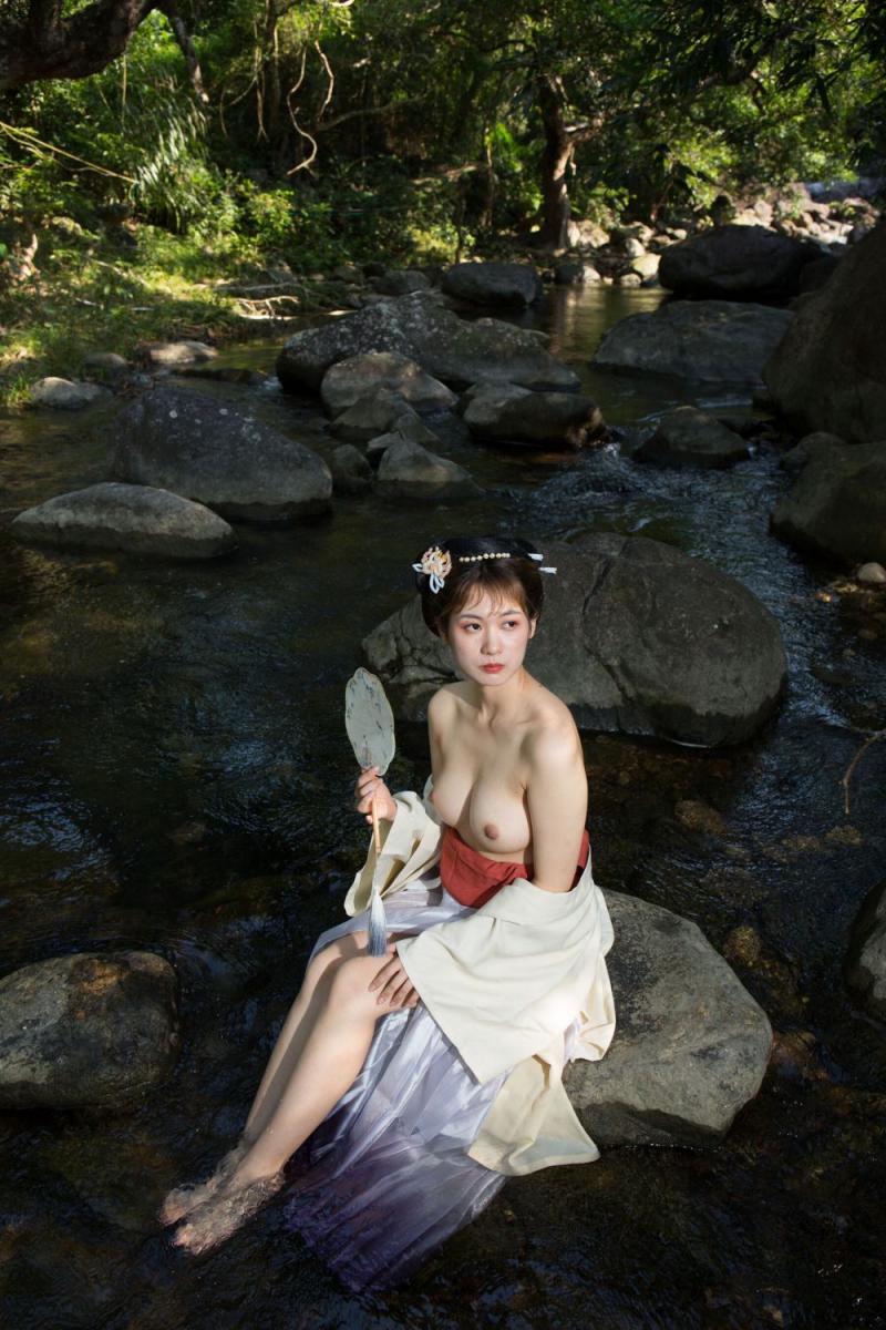 溪水邊的極品古裝白嫩妹子