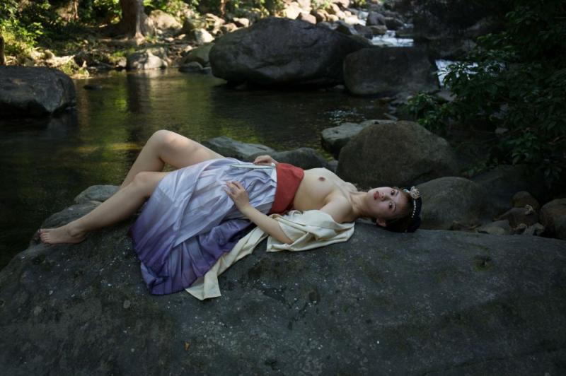 溪水邊的極品古裝白嫩妹子