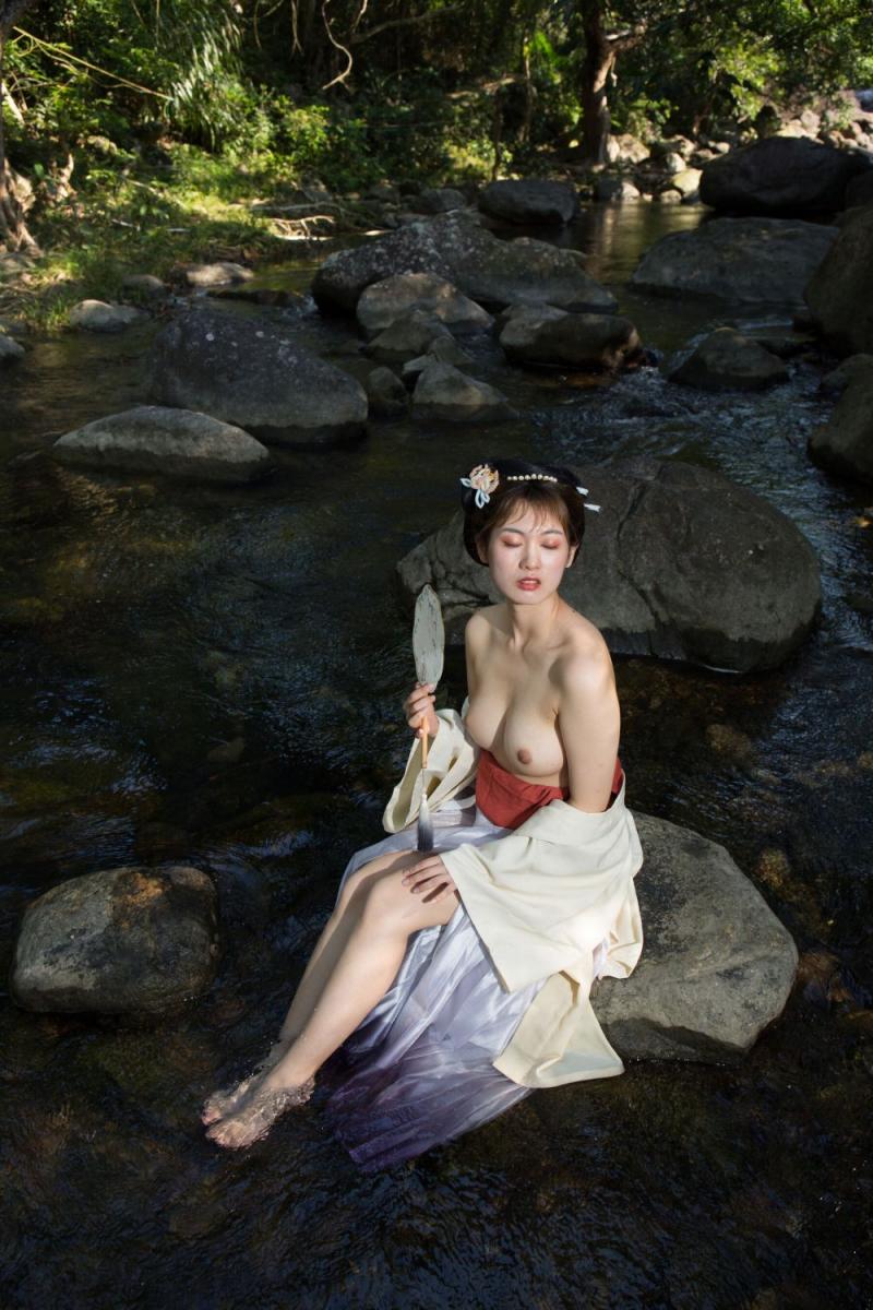 溪水邊的極品古裝白嫩妹子