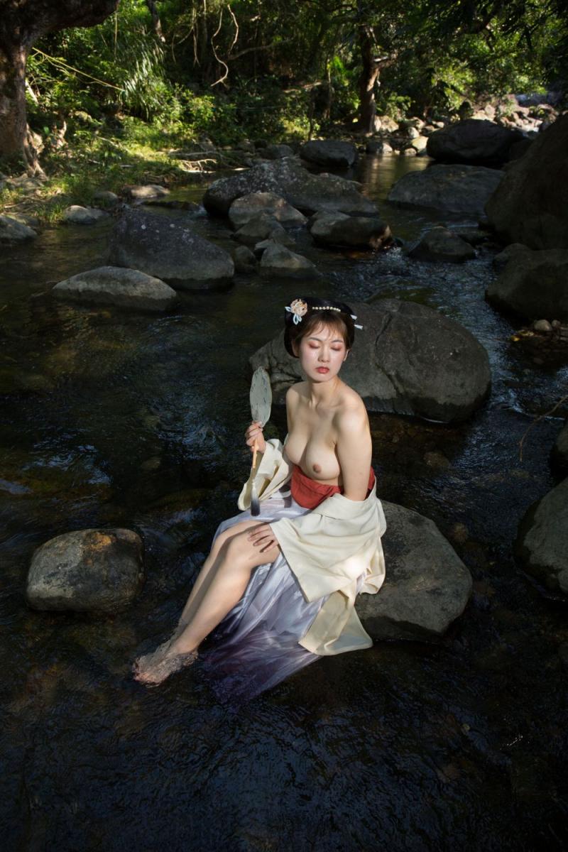 溪水邊的極品古裝白嫩妹子