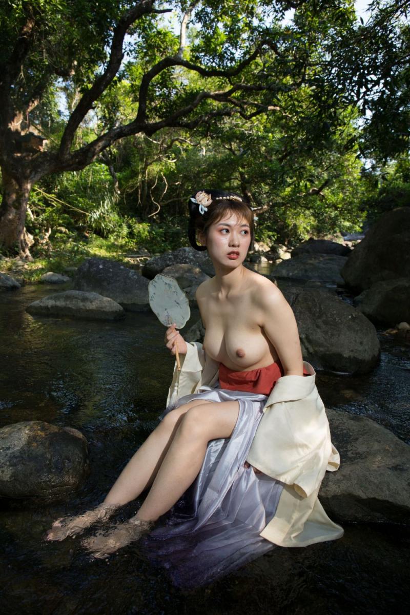 溪水邊的極品古裝白嫩妹子