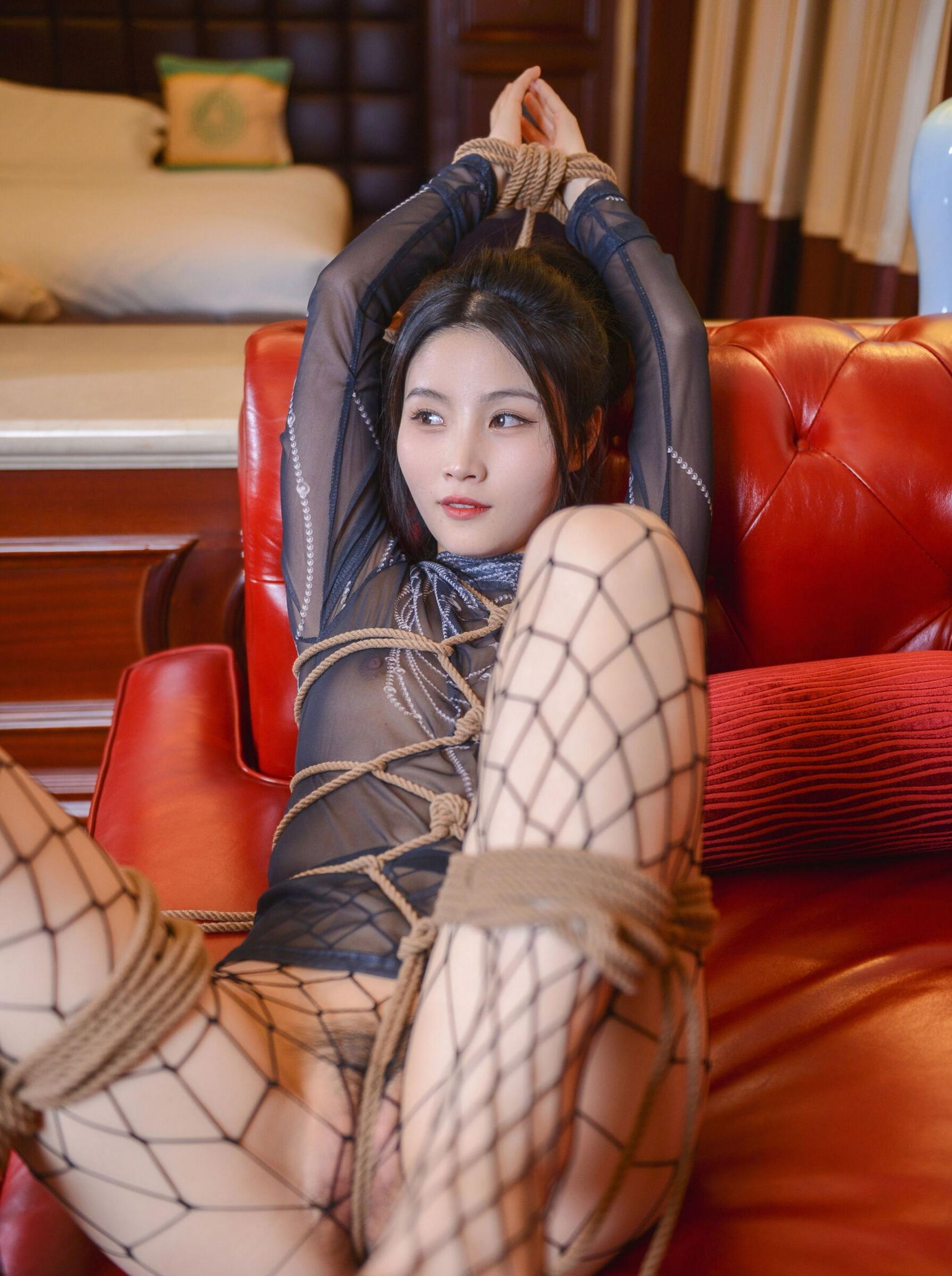 這么純的妹子被綁住了你想不想干點啥