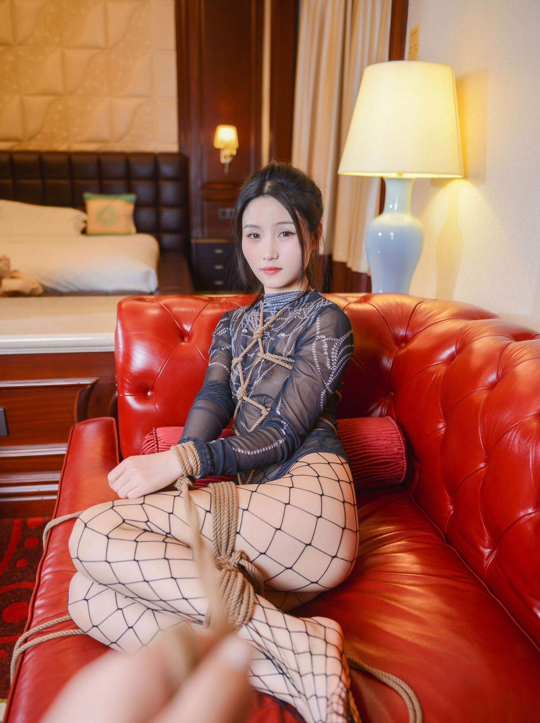 這么純的妹子被綁住了你想不想干點啥
