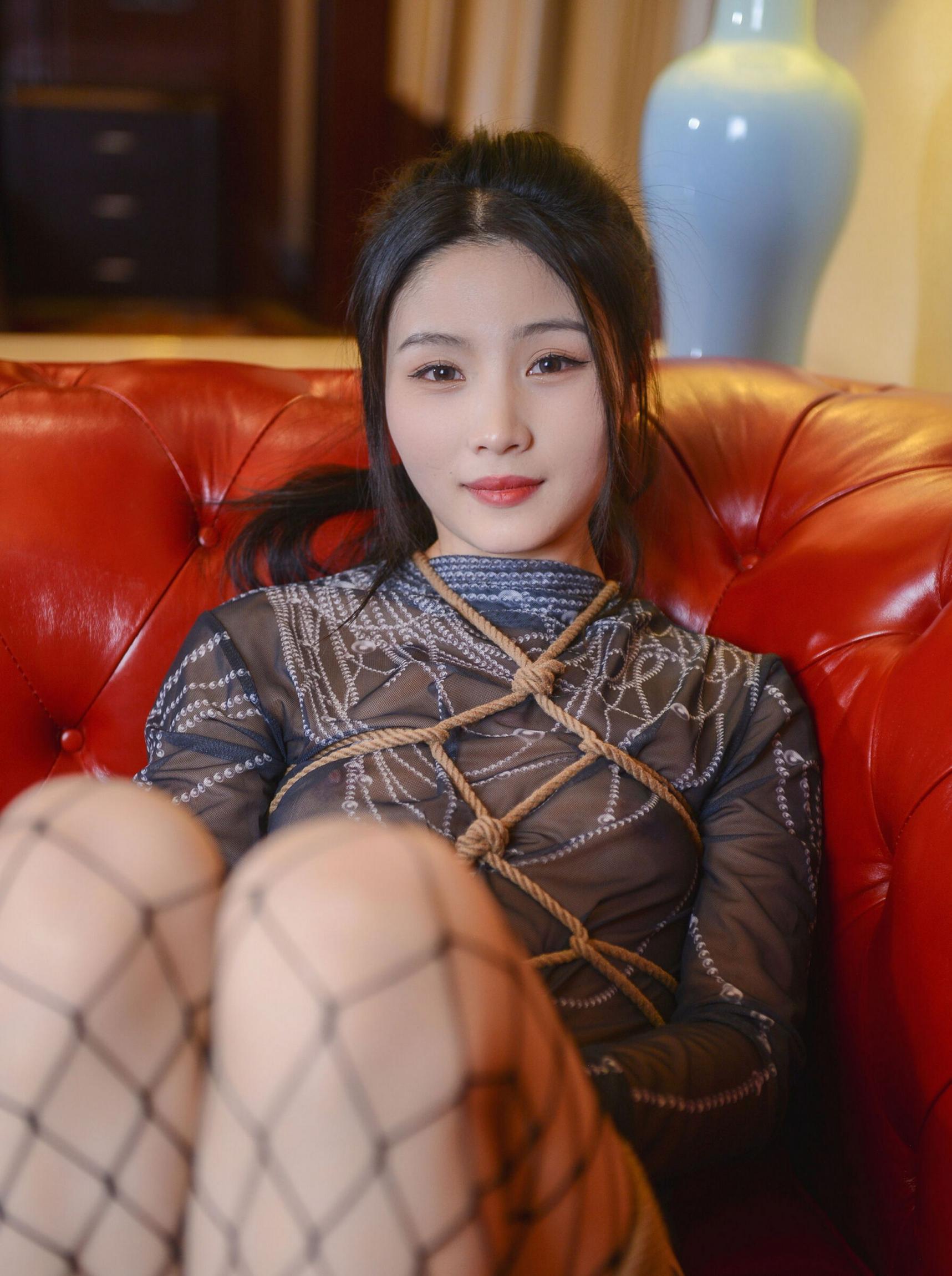 這么純的妹子被綁住了你想不想干點啥