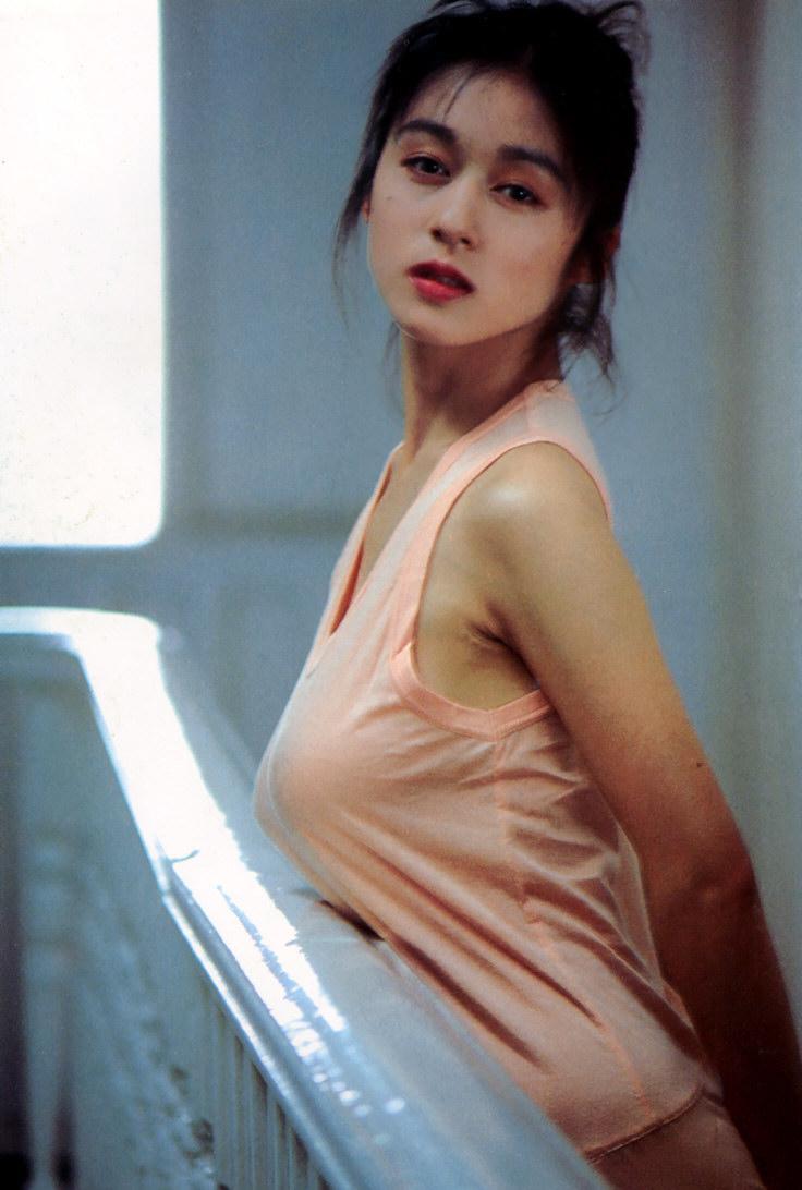 《女機器人》女主——青山知可子–《亞熱帶氣候》寫真