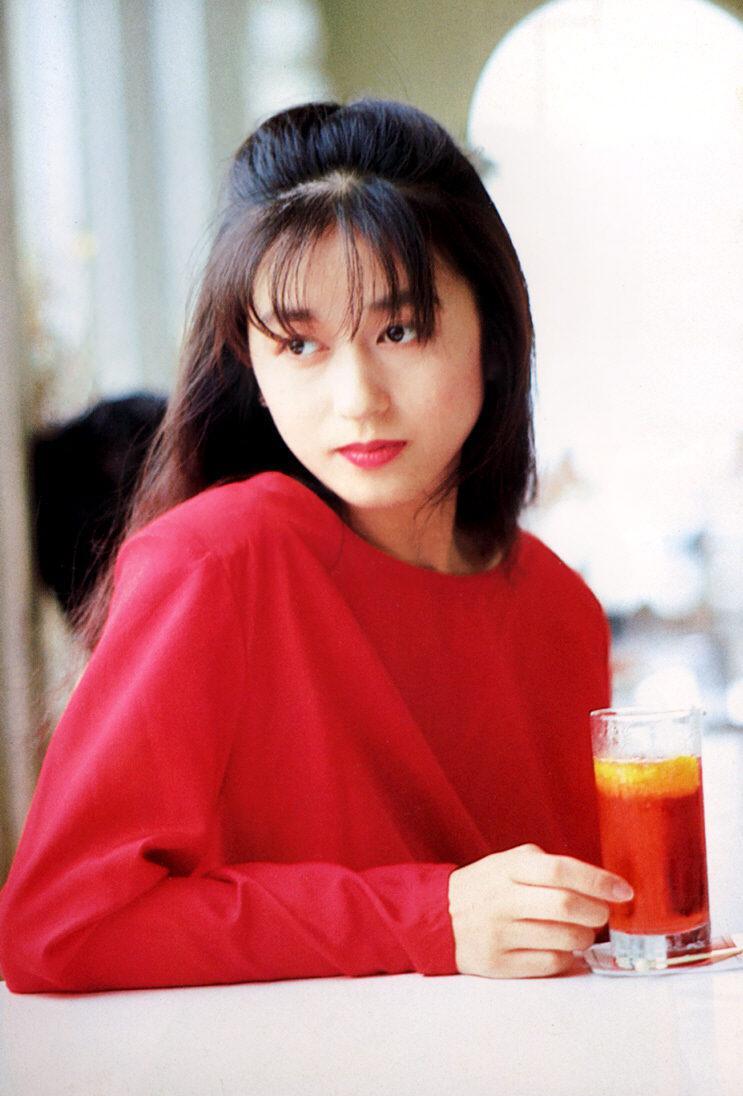 《女機器人》女主——青山知可子–《亞熱帶氣候》寫真