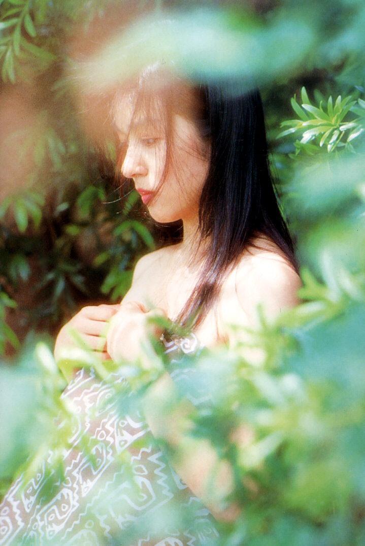 《女機器人》女主——青山知可子–《亞熱帶氣候》寫真