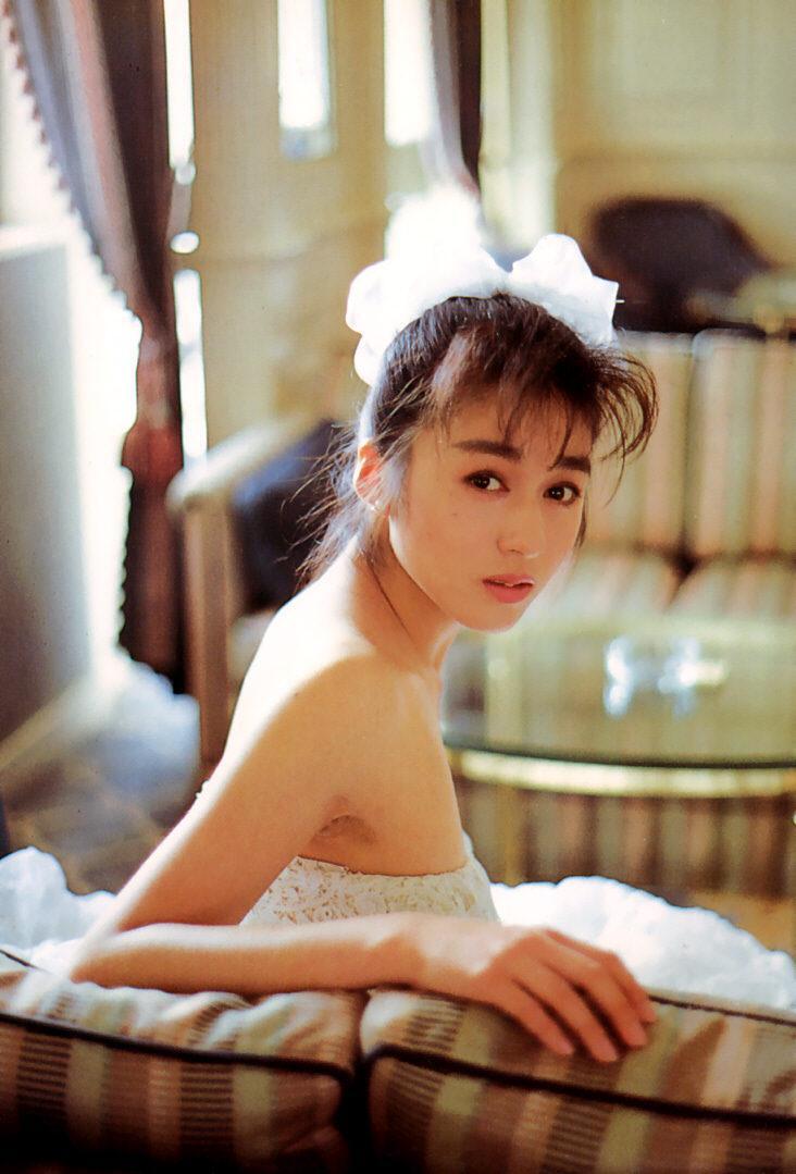 《女機器人》女主——青山知可子–《亞熱帶氣候》寫真