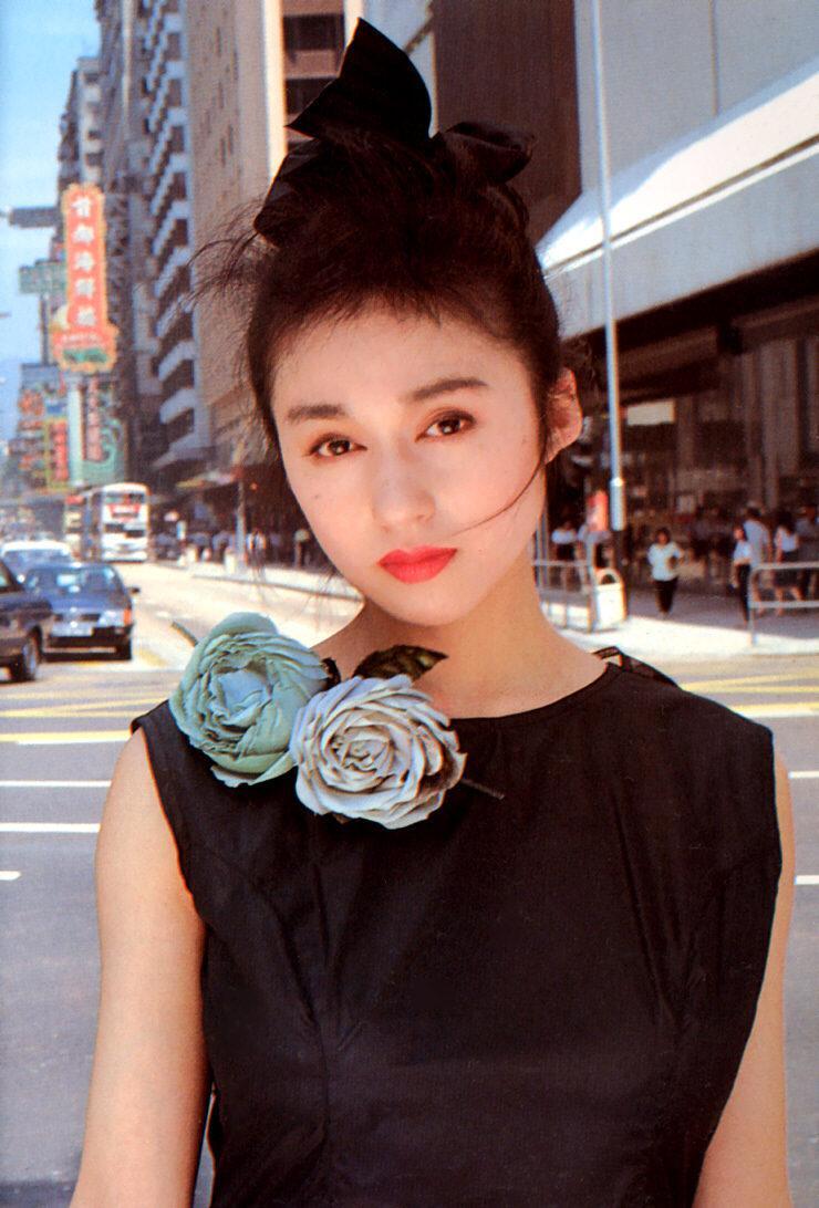《女機器人》女主——青山知可子–《亞熱帶氣候》寫真
