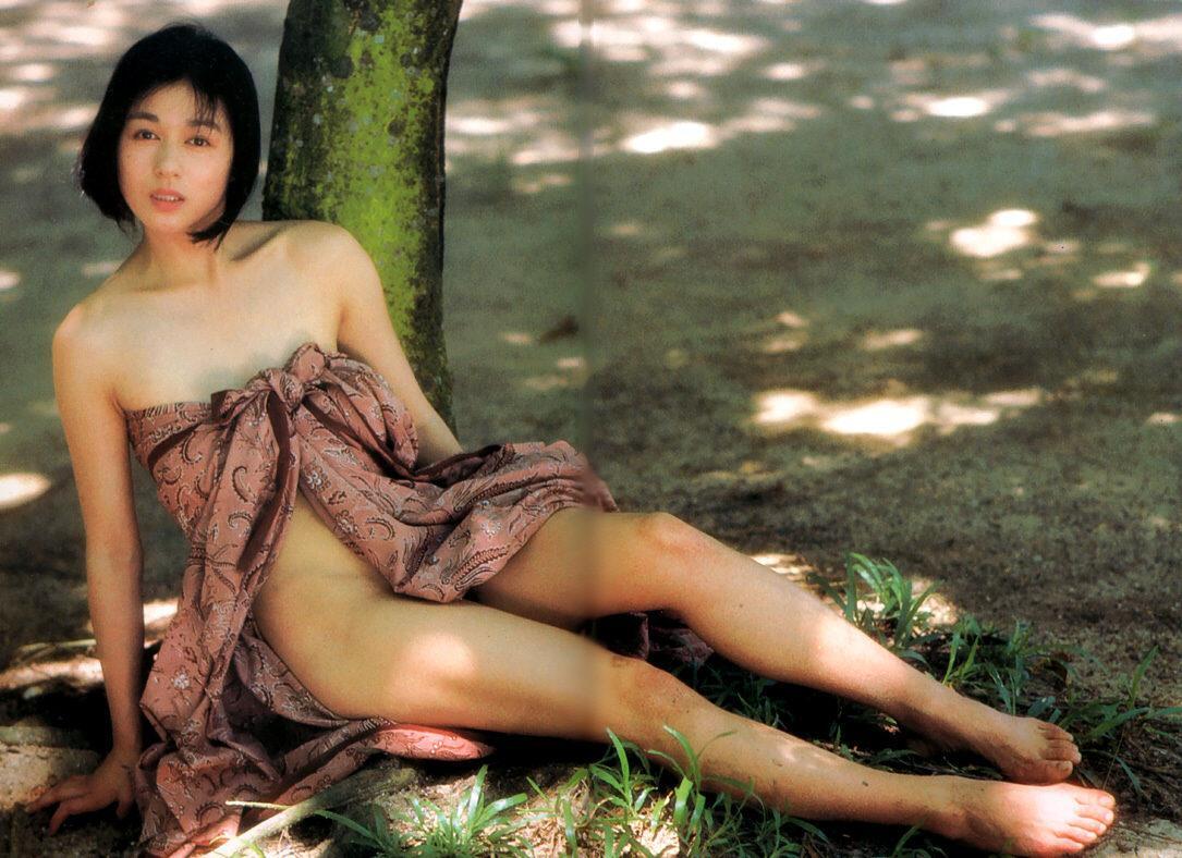 《女機(jī)器人》女主——青山知可子–《亞熱帶氣候》寫真