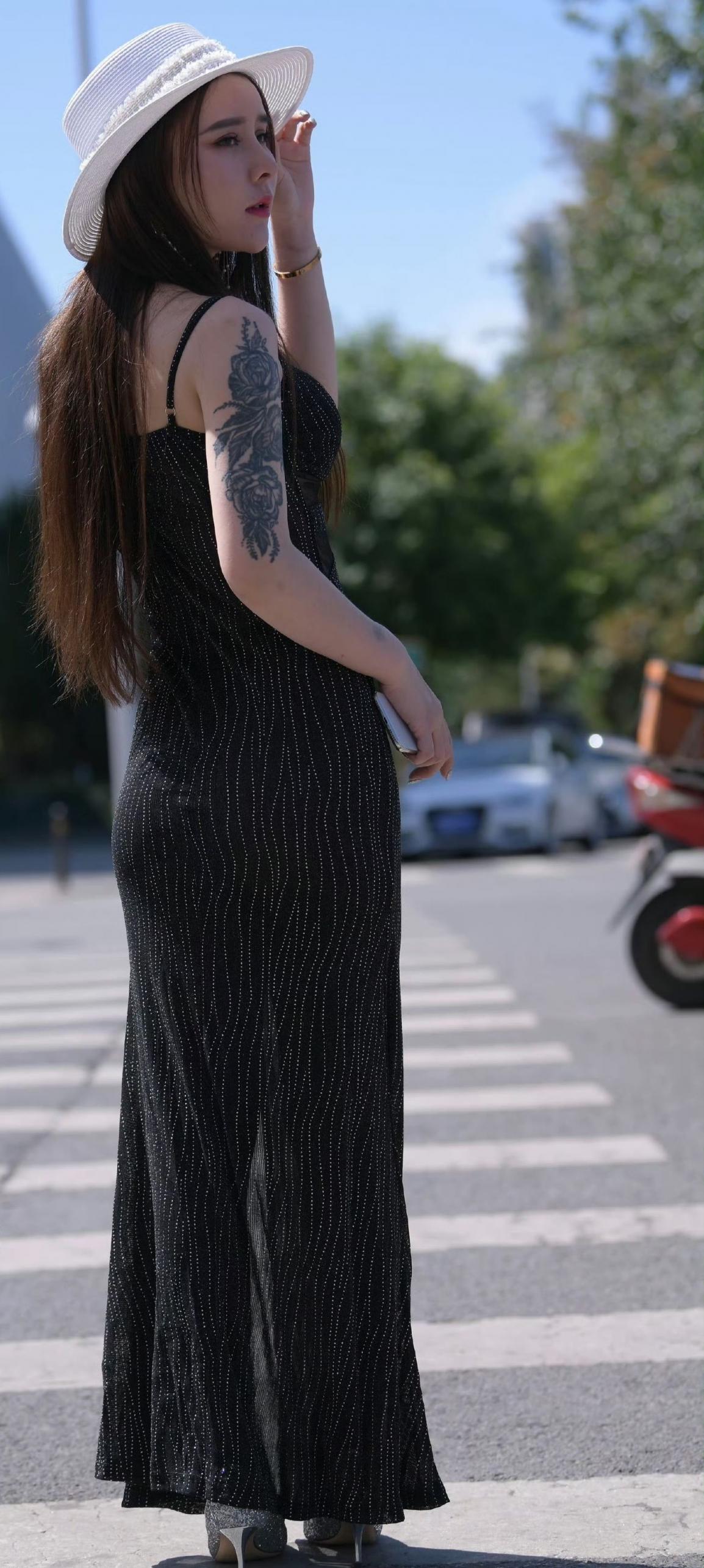 薄紗裙子，內褲若現