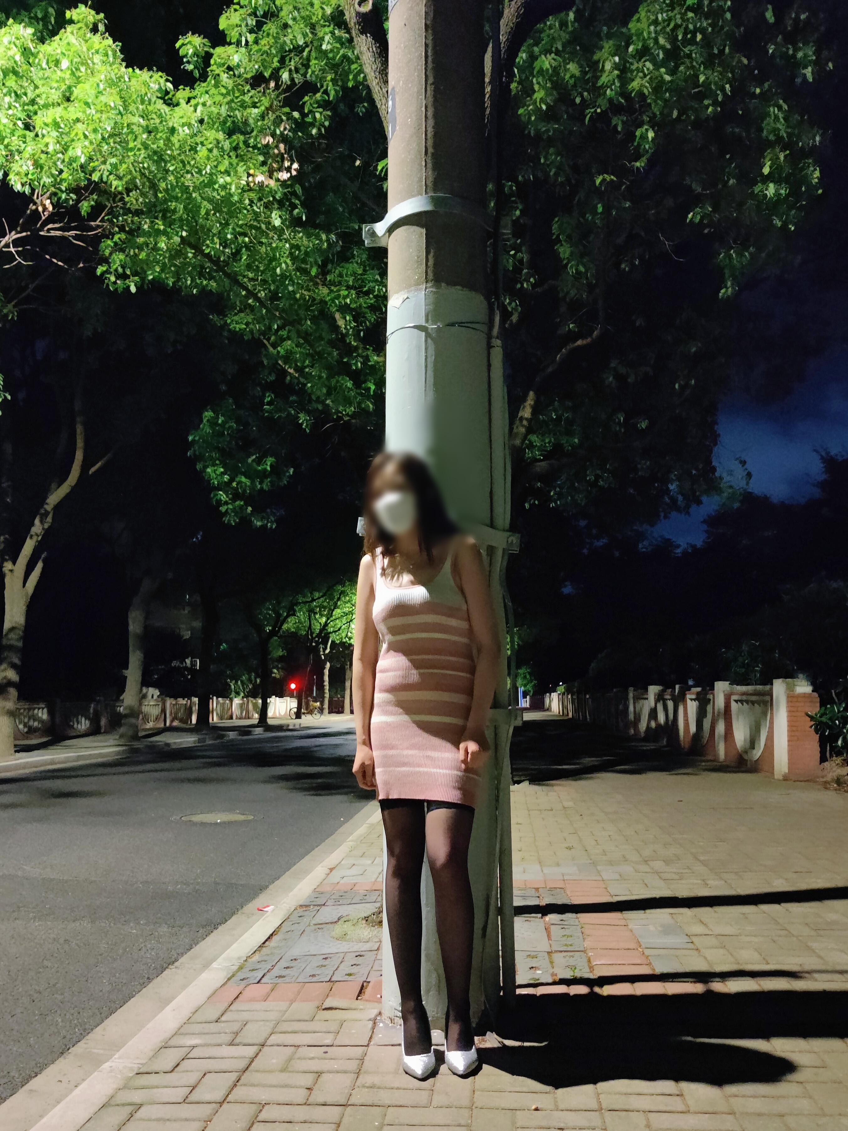 嬌妻的大長腿之深夜馬路邊的露出