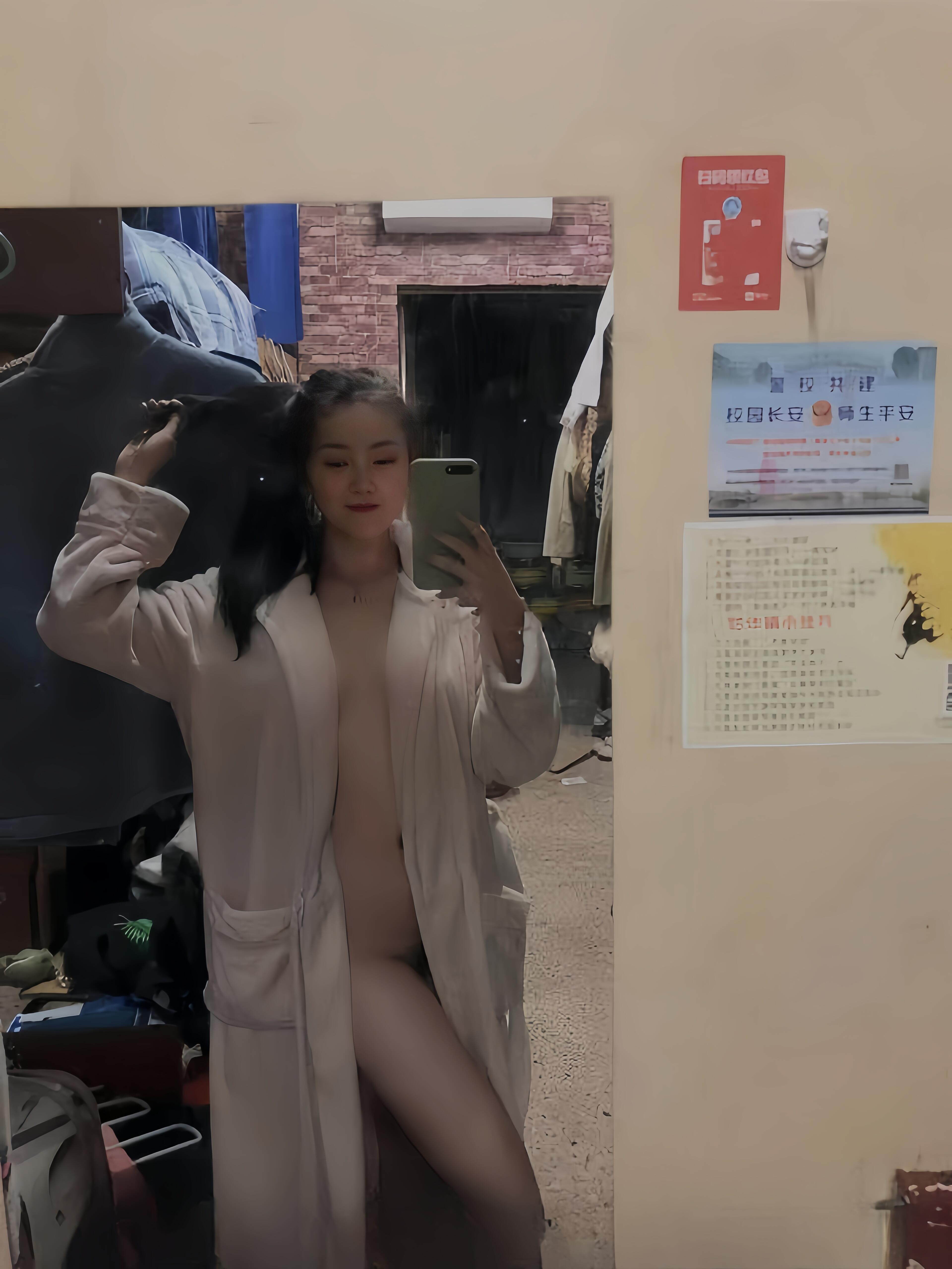 西安某大學的嫩妹子，一言不合就放開了自拍！
