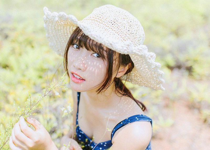 美女精致眉眼光滑牛奶肌