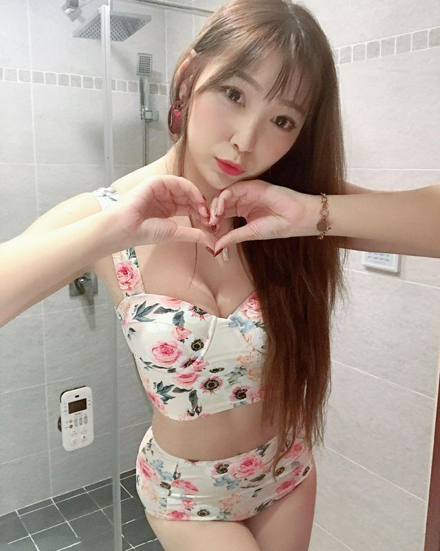 直播主薇娜Verna爆乳夾胸引誘人犯罪