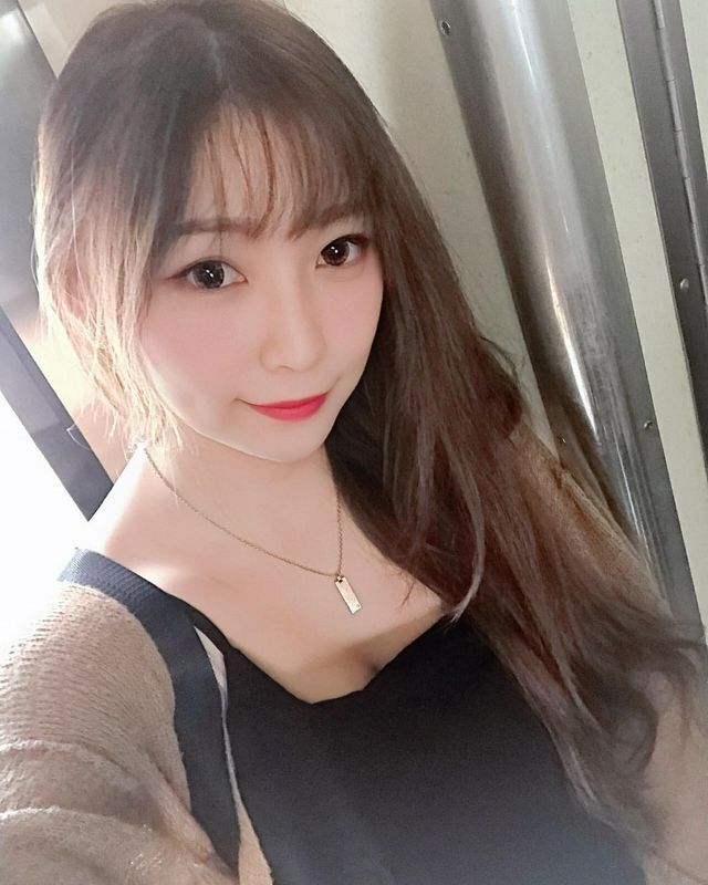 直播主薇娜Verna爆乳夾胸引誘人犯罪