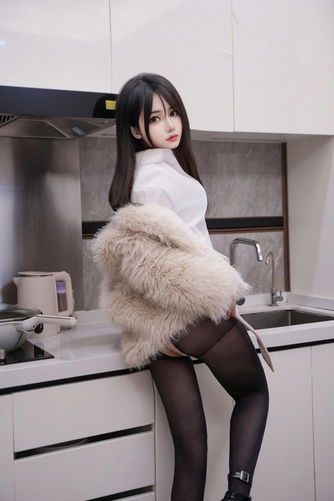 秀人網黑絲美足林月月--性感廚房料理