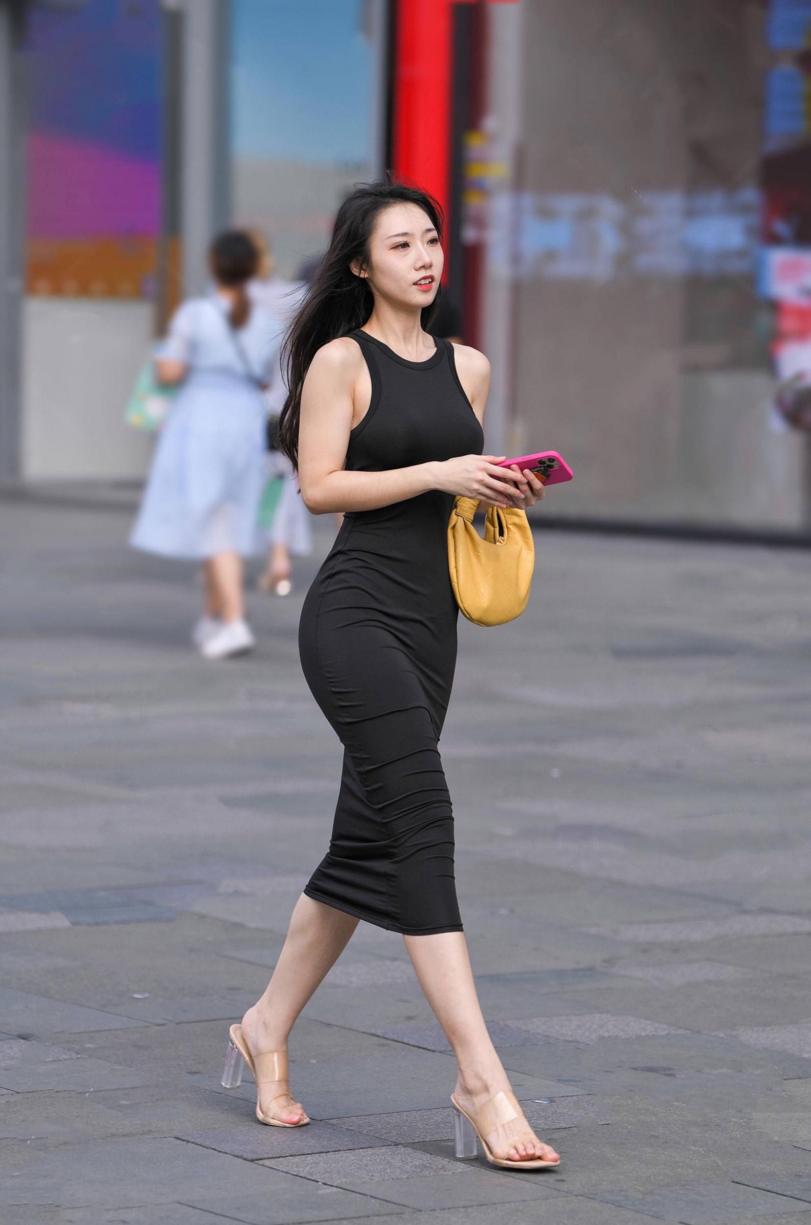 這妞一過滿大街的人都硬了