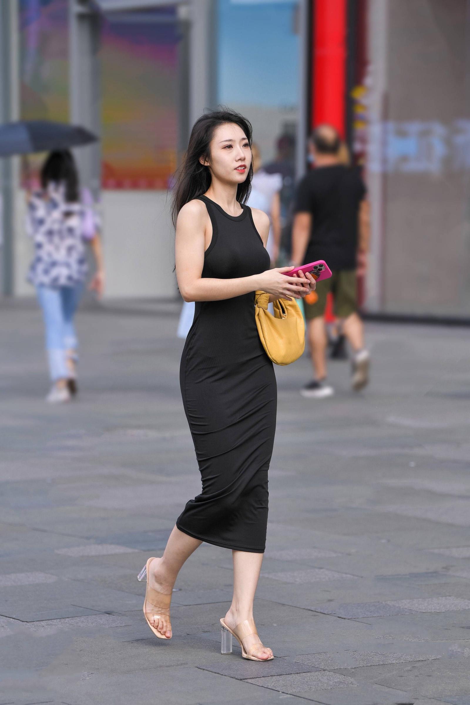 這妞一過滿大街的人都硬了