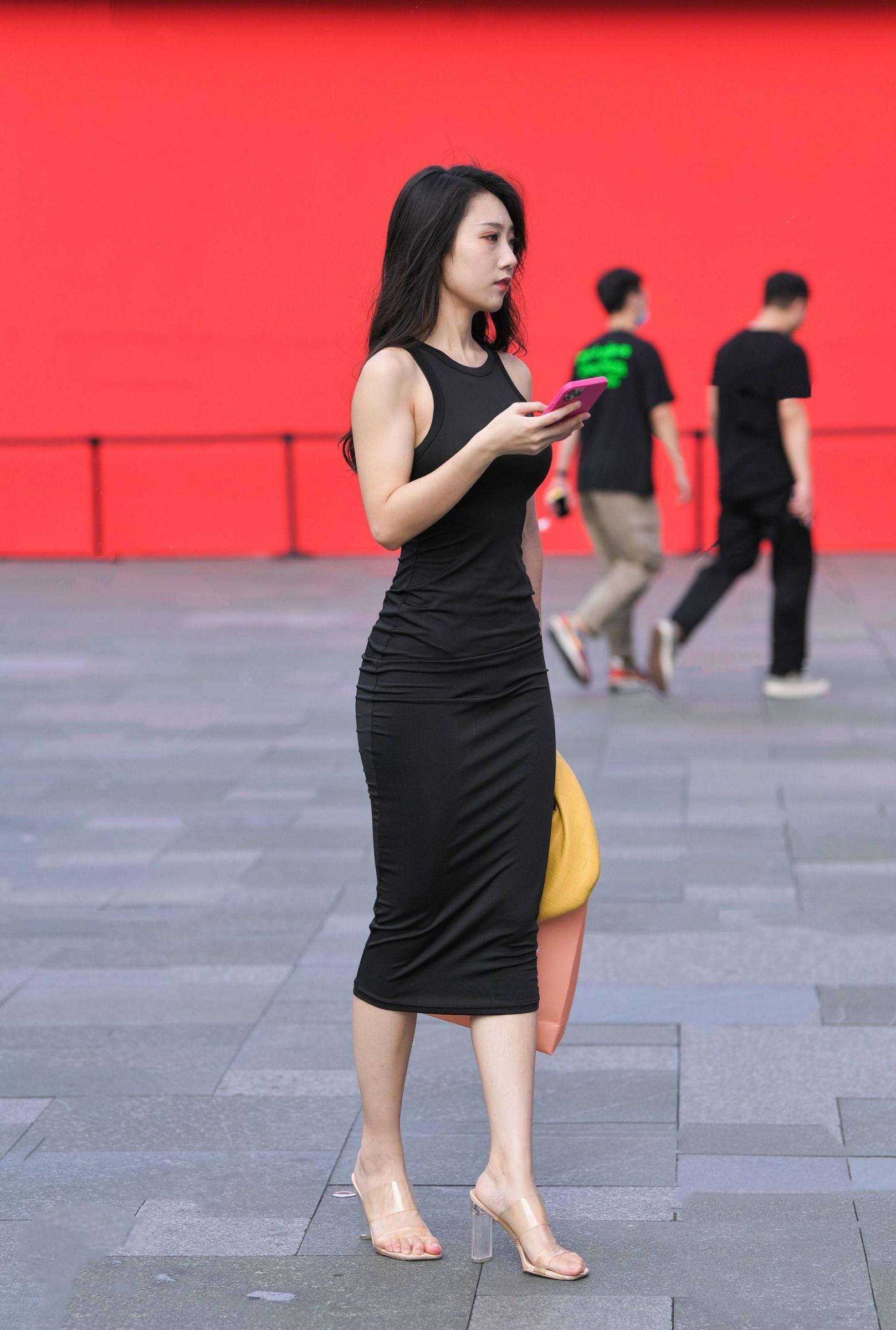 這妞一過滿大街的人都硬了